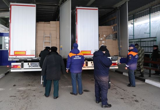 Russian humanitarian aid convoy for Donbass arrives at Matveyev Kurgan border checkpoint