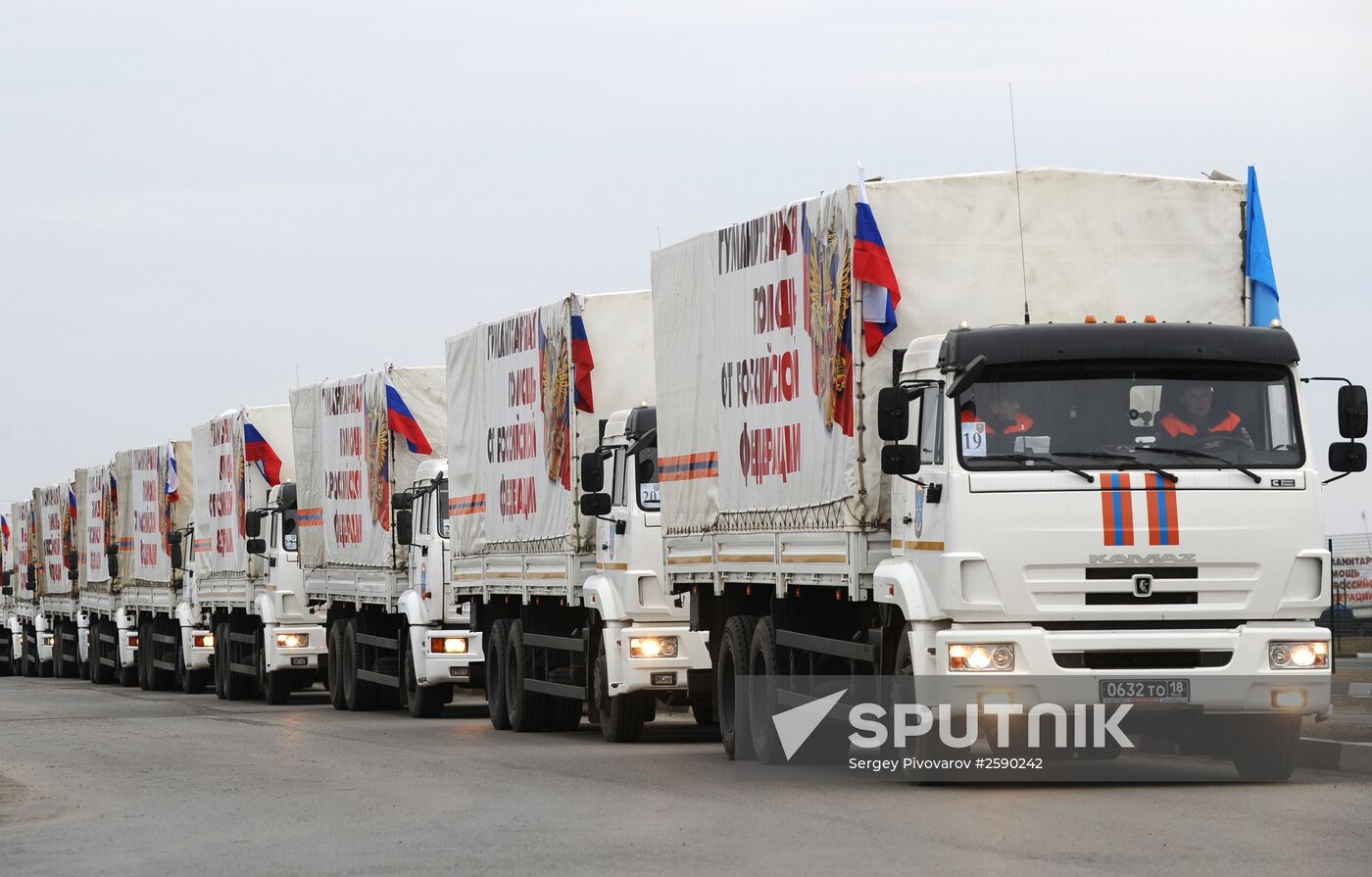 Russian humanitarian aid convoy for Donbass arrives at Matveyev Kurgan border checkpoint