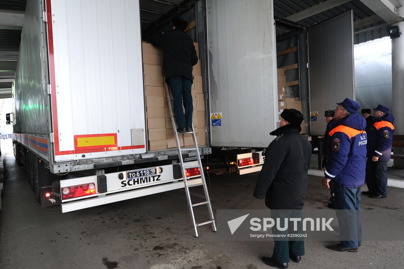 Russian humanitarian aid convoy for Donbass arrives at Matveyev Kurgan border checkpoint