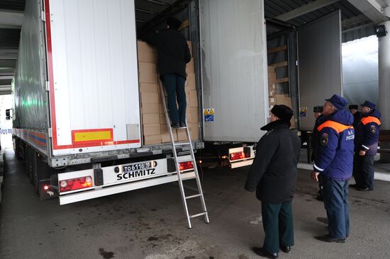 Russian humanitarian aid convoy for Donbass arrives at Matveyev Kurgan border checkpoint