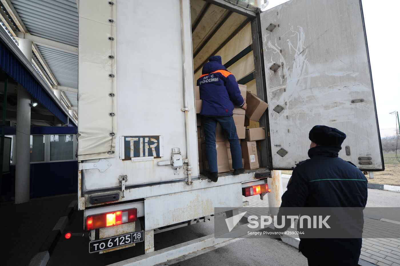 Russian humanitarian aid convoy for Donbass arrives at Matveyev Kurgan border checkpoint