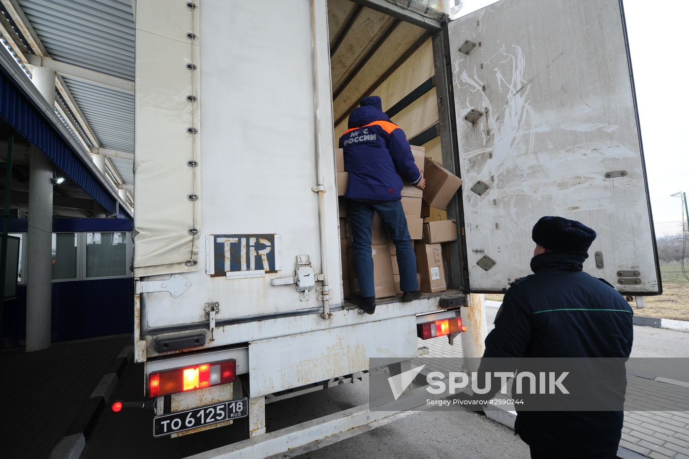 Russian humanitarian aid convoy for Donbass arrives at Matveyev Kurgan border checkpoint