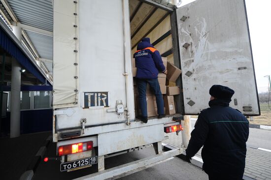 Russian humanitarian aid convoy for Donbass arrives at Matveyev Kurgan border checkpoint