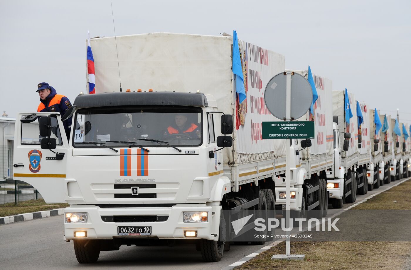 Russian humanitarian aid convoy for Donbass arrives at Matveyev Kurgan border checkpoint