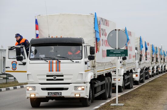 Russian humanitarian aid convoy for Donbass arrives at Matveyev Kurgan border checkpoint