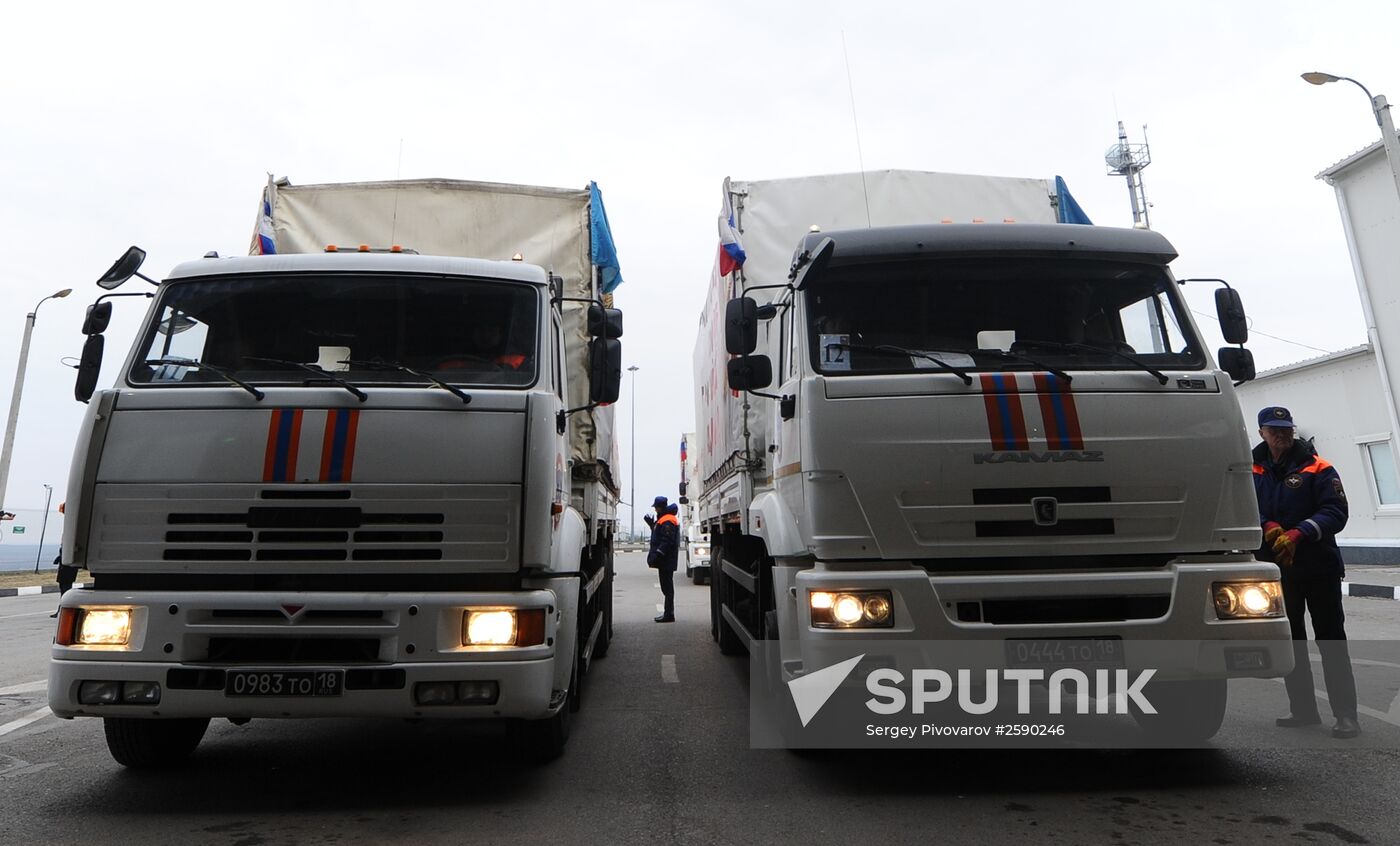 Russian humanitarian aid convoy for Donbass arrives at Matveyev Kurgan border checkpoint