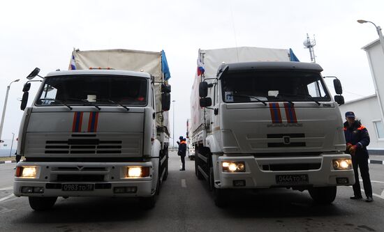 Russian humanitarian aid convoy for Donbass arrives at Matveyev Kurgan border checkpoint