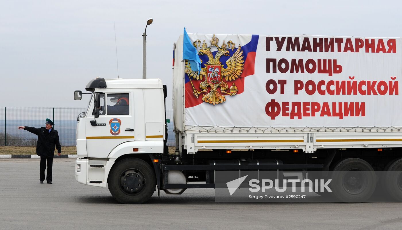 Russian humanitarian aid convoy for Donbass arrives at Matveyev Kurgan border checkpoint