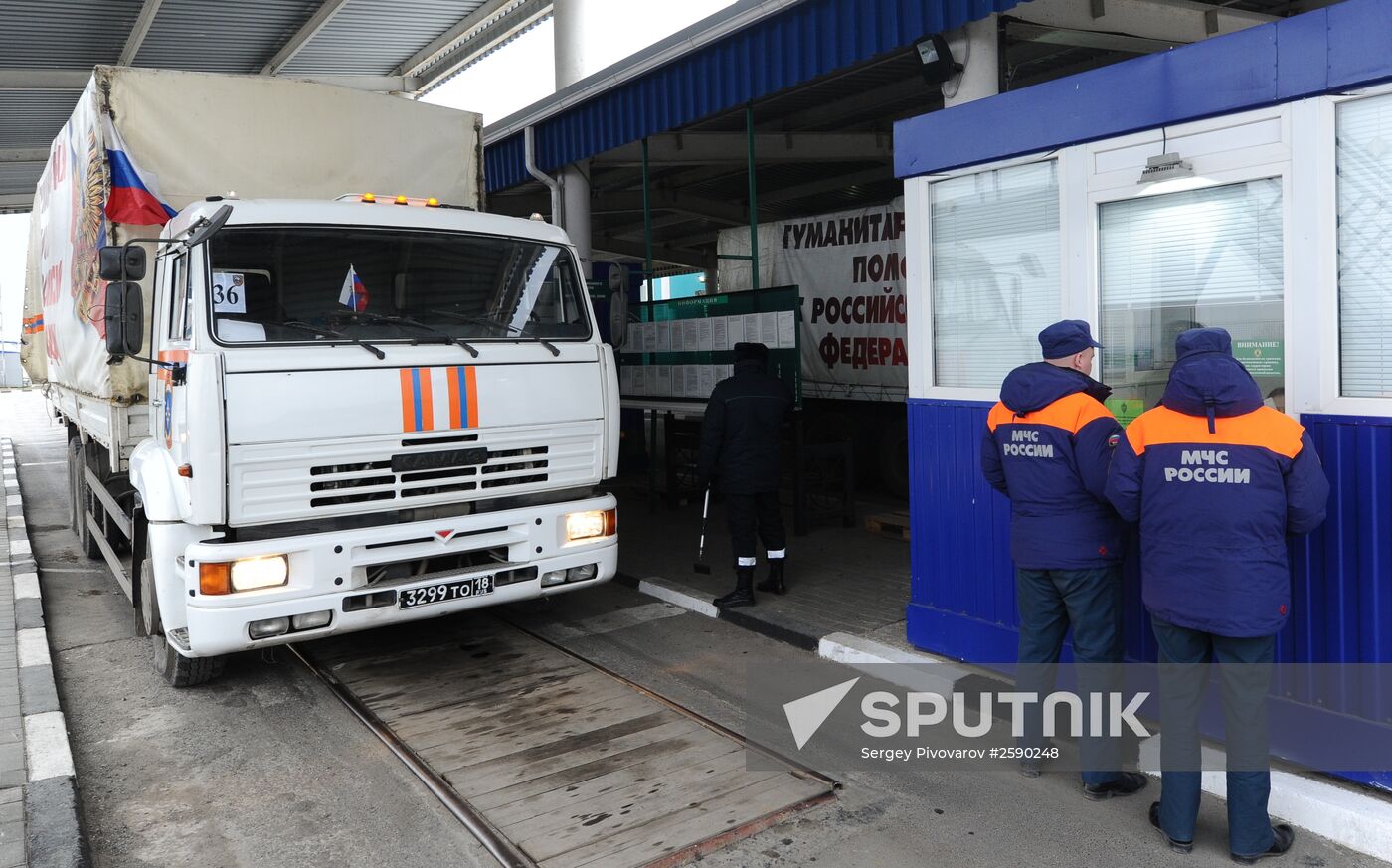 Russian humanitarian aid convoy for Donbass arrives at Matveyev Kurgan border checkpoint