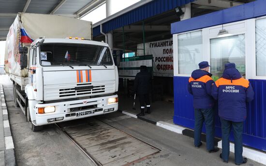 Russian humanitarian aid convoy for Donbass arrives at Matveyev Kurgan border checkpoint