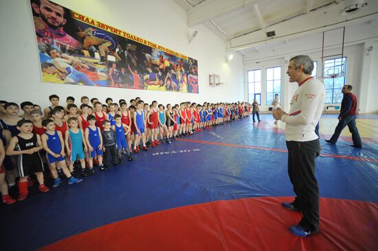 Olympic free-style wrestling champion Saitiev gives master class in Dagestan