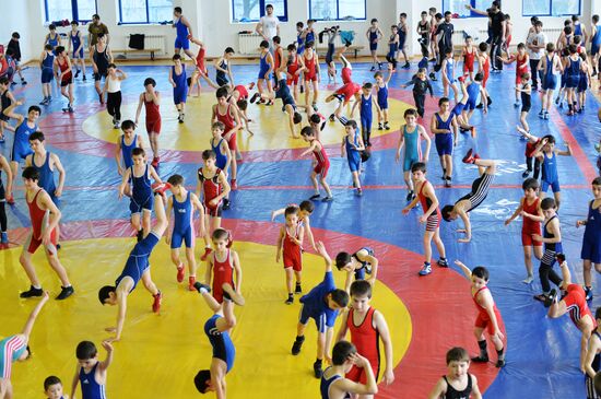 Olympic free-style wrestling champion Saitiev gives master class in Dagestan