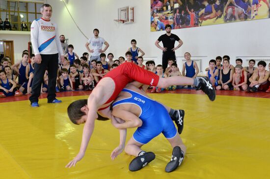 Olympic free-style wrestling champion Saitiev gives master class in Dagestan