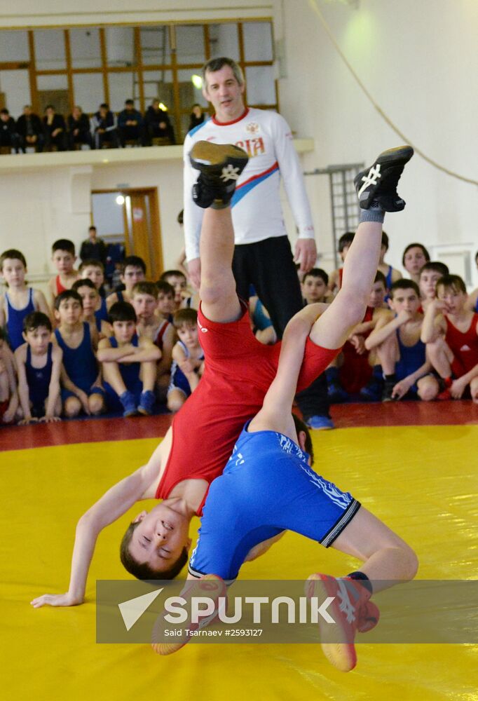 Olympic free-style wrestling champion Saitiev gives master class in Dagestan