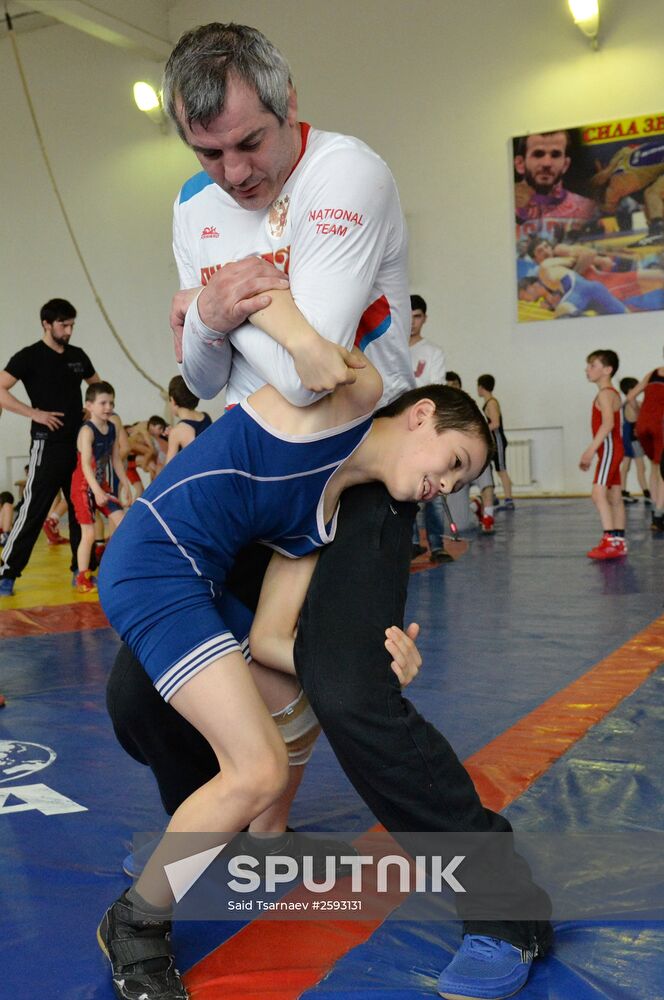 Olympic free-style wrestling champion Saitiev gives master class in Dagestan