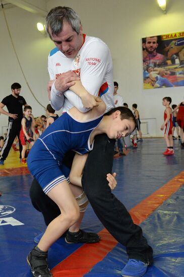 Olympic free-style wrestling champion Saitiev gives master class in Dagestan