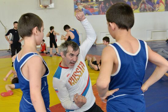 Olympic free-style wrestling champion Saitiev gives master class in Dagestan
