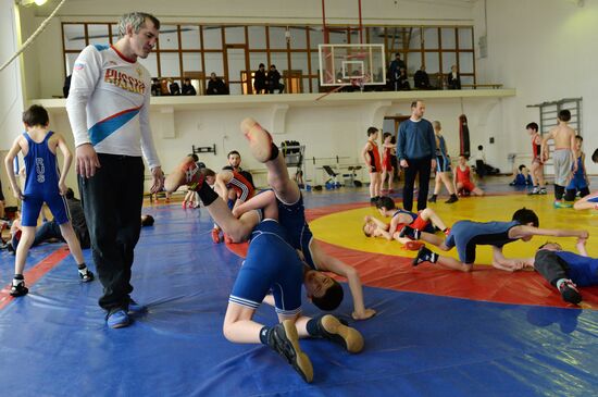 Olympic free-style wrestling champion Saitiev gives master class in Dagestan