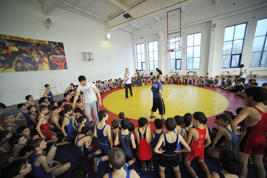 Olympic free-style wrestling champion Saitiev gives master class in Dagestan