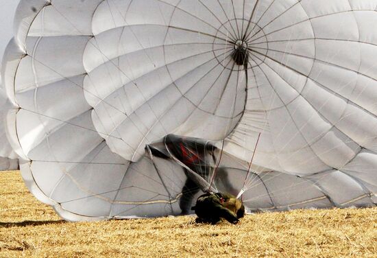 Paratroopers conduct military exercise in Primorye Territory