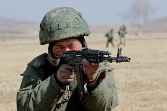 Paratroopers conduct military excersize in Primorye Territory