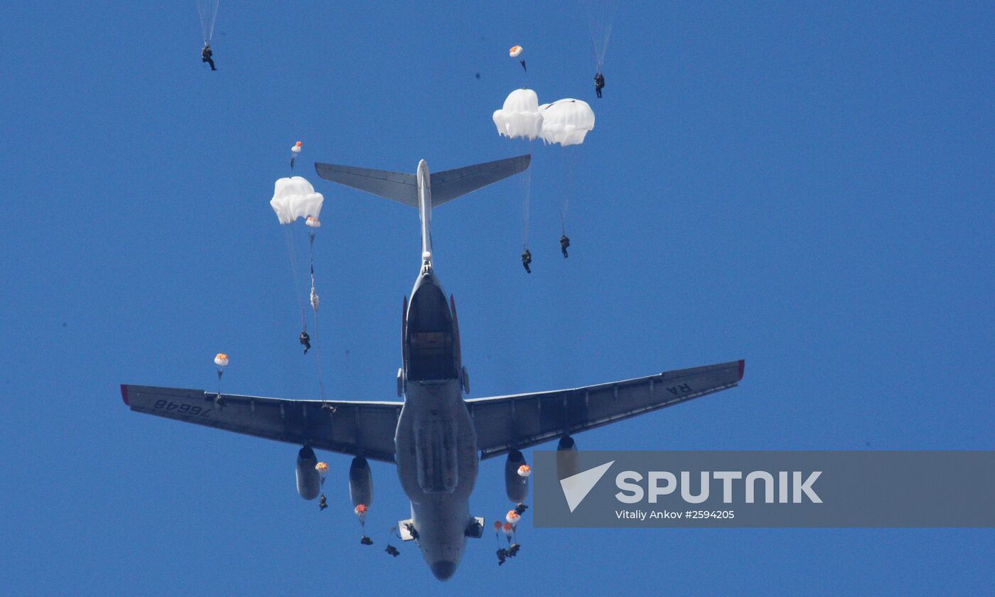 Paratroopers conduct military excersize in Primorye Territory