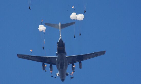 Paratroopers conduct military excersize in Primorye Territory