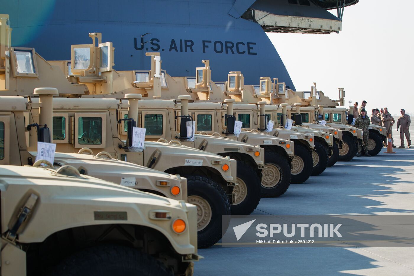 Ukrainian president Poroshenko receives the first US aircraft with armored vehicles