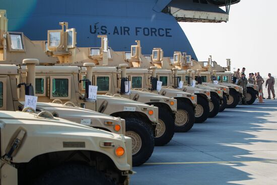 Ukrainian president Poroshenko receives the first US aircraft with armored vehicles
