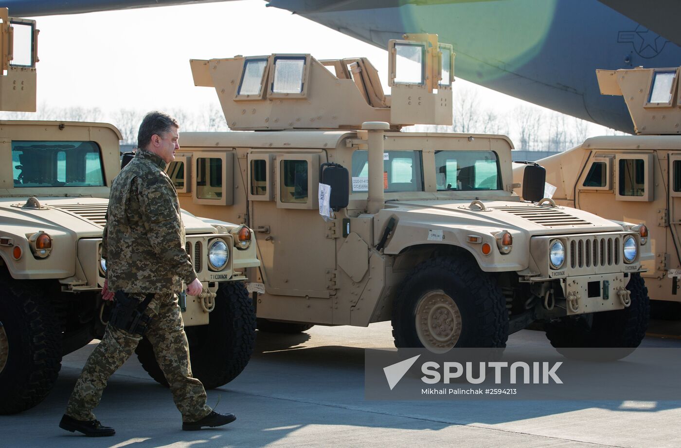 Ukrainian president Poroshenko receives the first US aircraft with armored vehicles