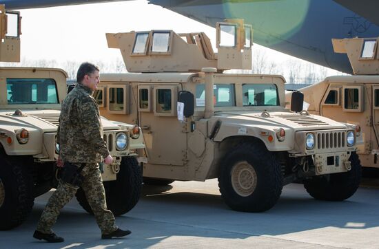 Ukrainian president Poroshenko receives the first US aircraft with armored vehicles