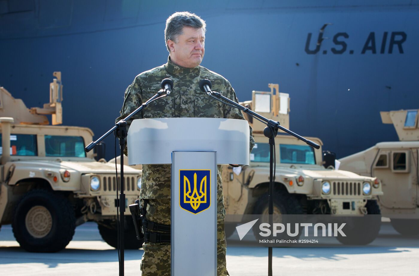 Ukrainian president Poroshenko receives the first US aircraft with armored vehicles