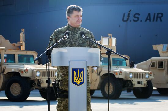 Ukrainian president Poroshenko receives the first US aircraft with armored vehicles