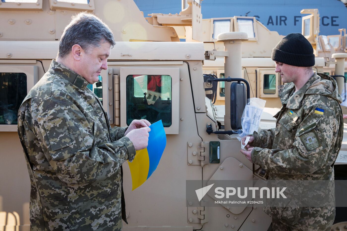 Ukrainian president Poroshenko receives the first US aircraft with armored vehicles