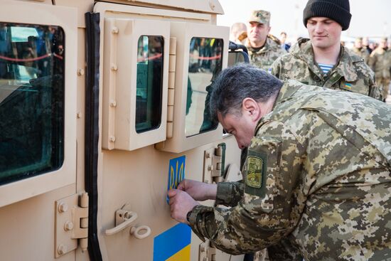 Ukrainian president Poroshenko receives the first US aircraft with armored vehicles