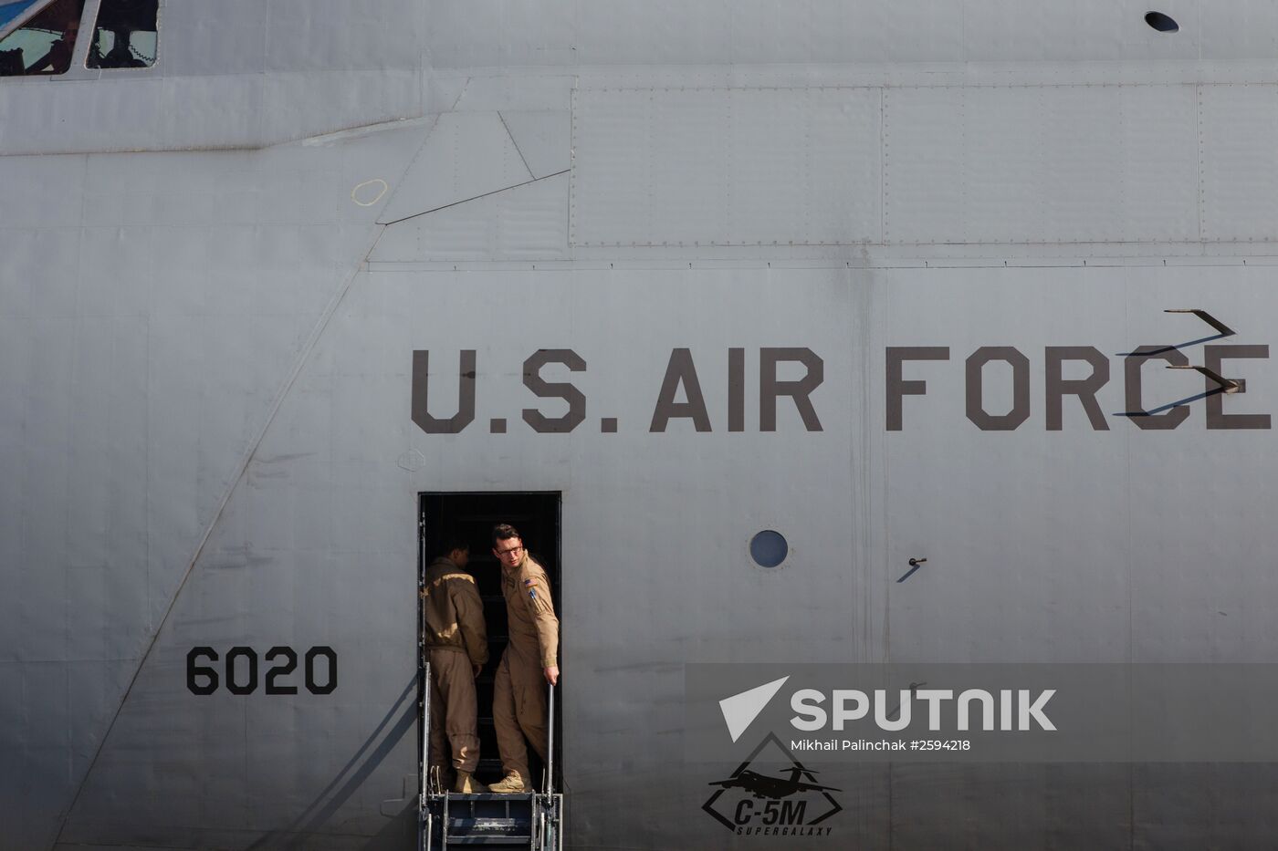 Ukrainian president Poroshenko receives the first US aircraft with armored vehicles
