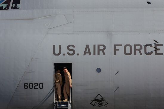 Ukrainian president Poroshenko receives the first US aircraft with armored vehicles