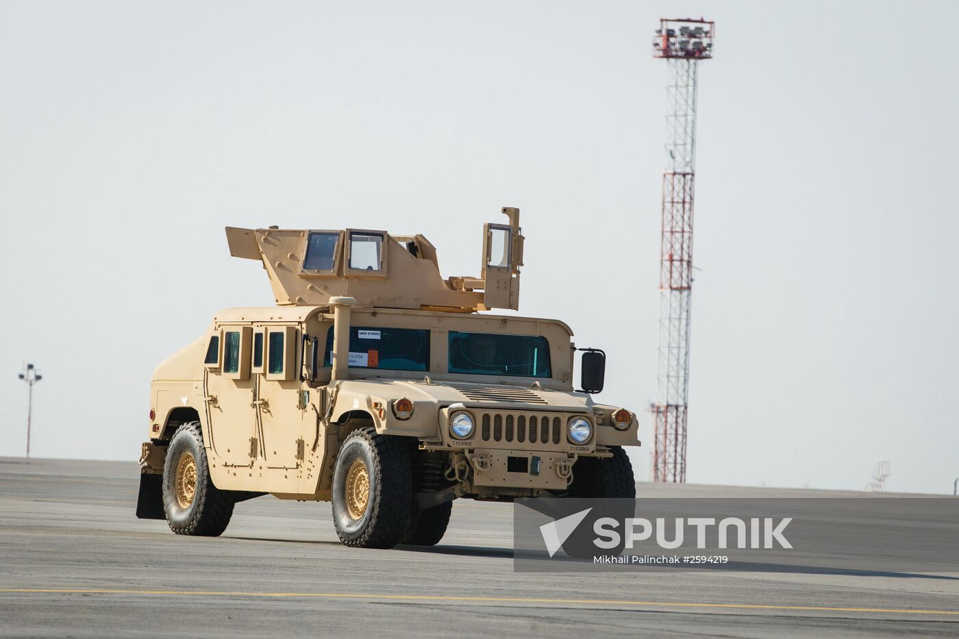 Ukrainian president Poroshenko receives the first US aircraft with armored vehicles