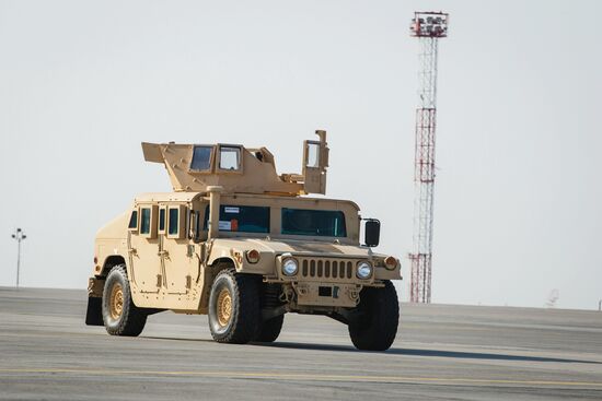 Ukrainian president Poroshenko receives the first US aircraft with armored vehicles