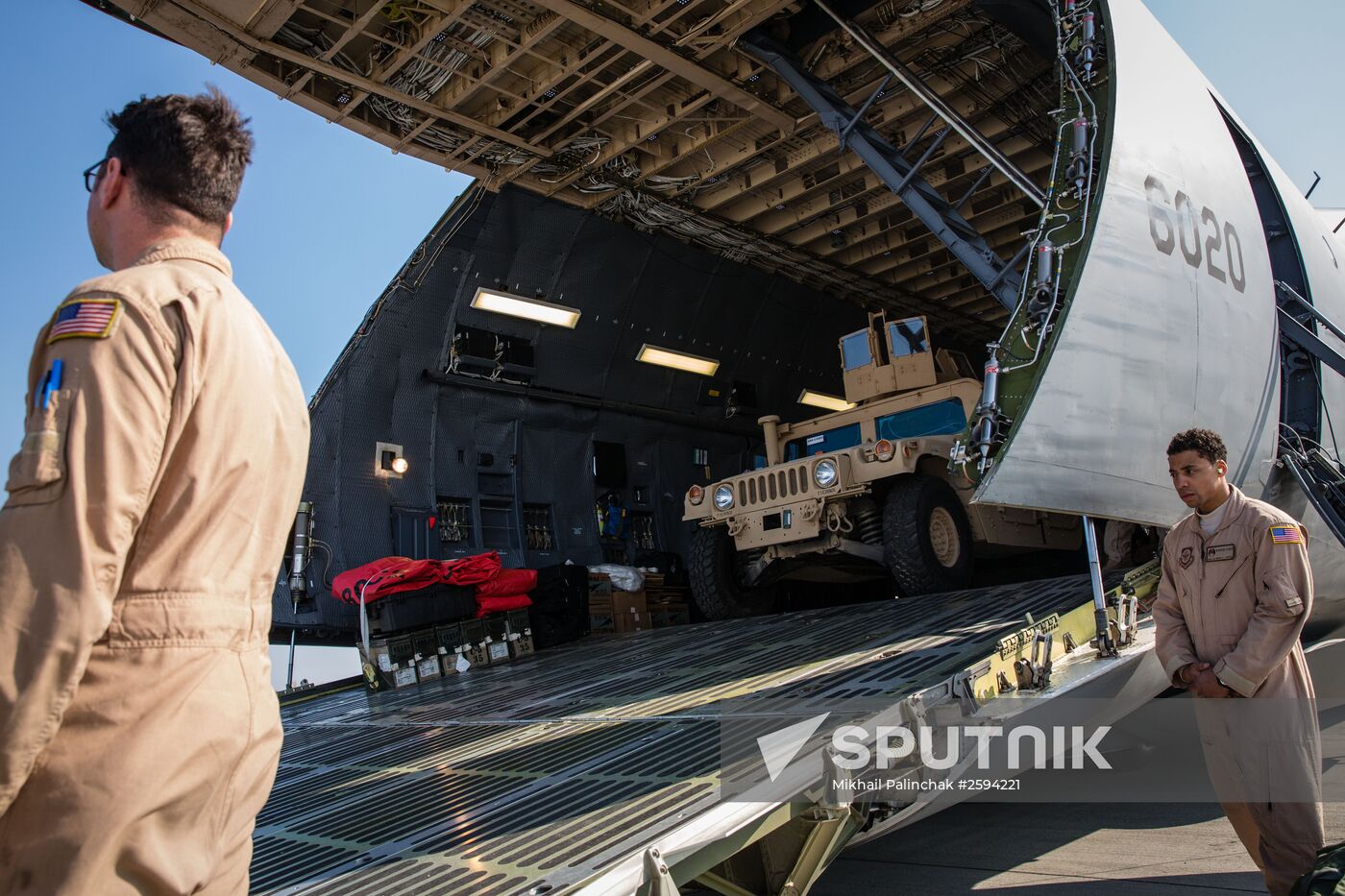 Ukrainian president Poroshenko receives the first US aircraft with armored vehicles