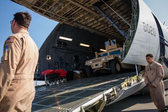 Ukrainian president Poroshenko receives the first US aircraft with armored vehicles