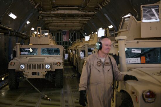 Ukrainian president Poroshenko receives the first US aircraft with armored vehicles