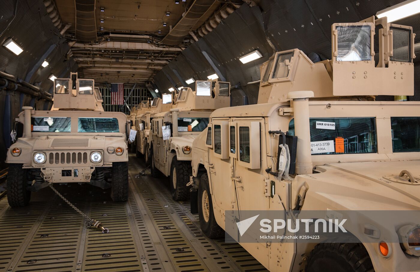 Ukrainian president Poroshenko receives the first US aircraft with armored vehicles
