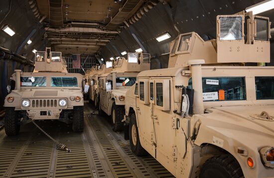 Ukrainian president Poroshenko receives the first US aircraft with armored vehicles