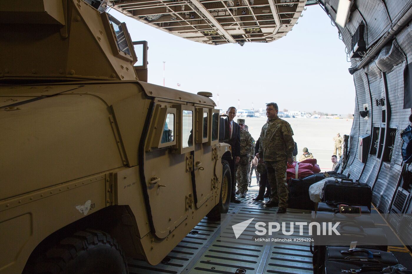 Ukrainian president Poroshenko receives the first US aircraft with armored vehicles