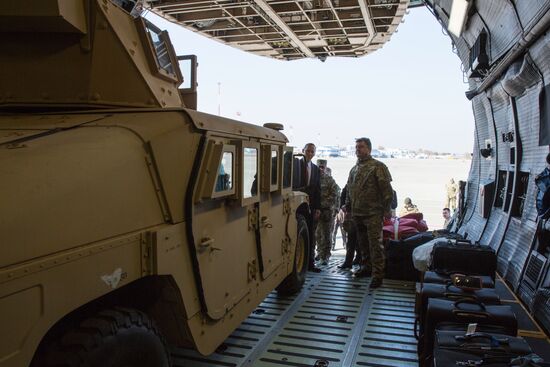 Ukrainian president Poroshenko receives the first US aircraft with armored vehicles