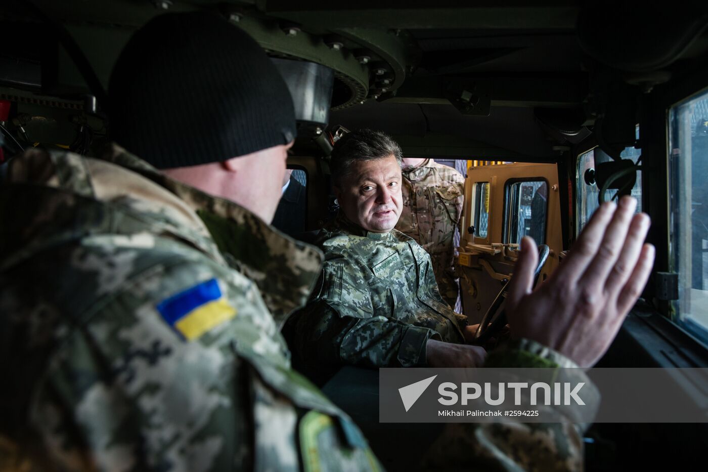 Ukrainian president Poroshenko receives the first US aircraft with armored vehicles