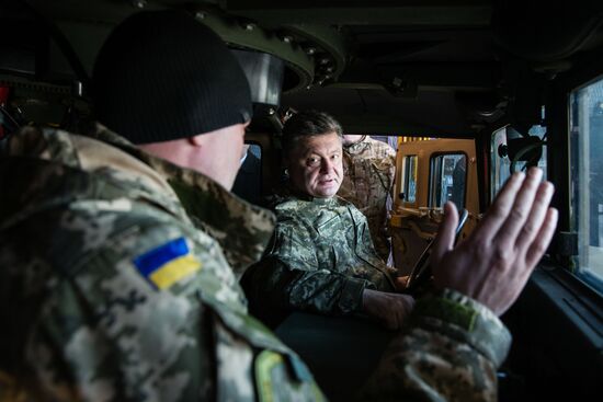 Ukrainian president Poroshenko receives the first US aircraft with armored vehicles