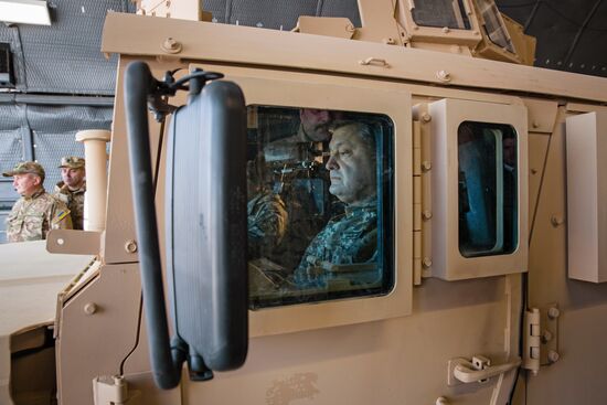 Ukrainian president Poroshenko receives the first US aircraft with armored vehicles