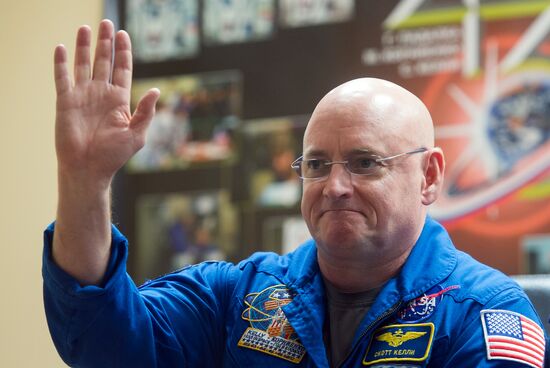 News conference of 43/44 ISS expedition crews